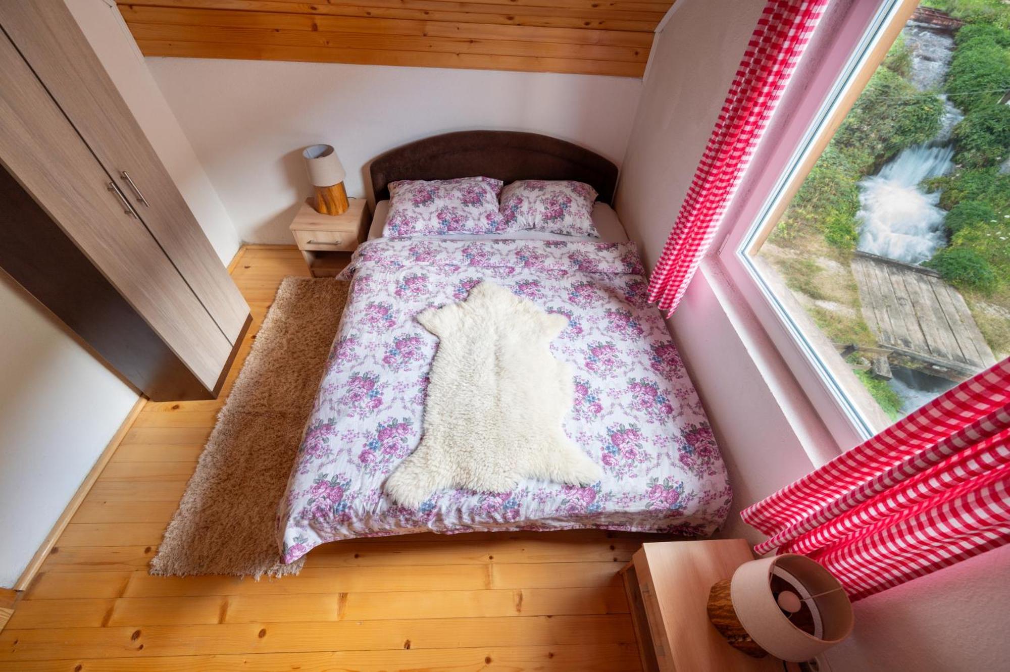 Domacinstvo Na Kraju Svijeta Guest House Sipovo Eksteriør bilde