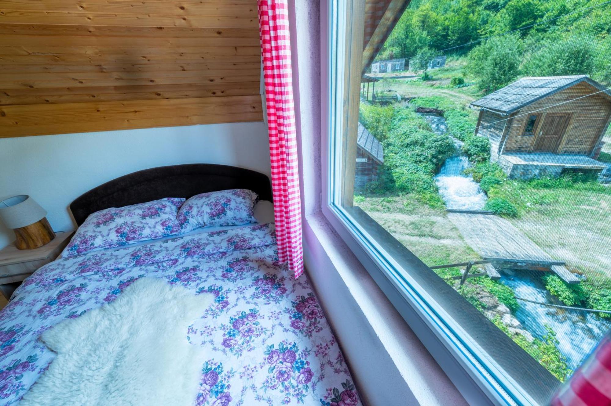 Domacinstvo Na Kraju Svijeta Guest House Sipovo Eksteriør bilde
