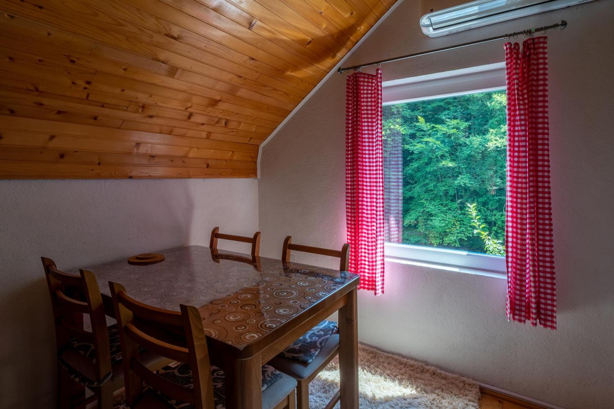 Domacinstvo Na Kraju Svijeta Guest House Sipovo Eksteriør bilde