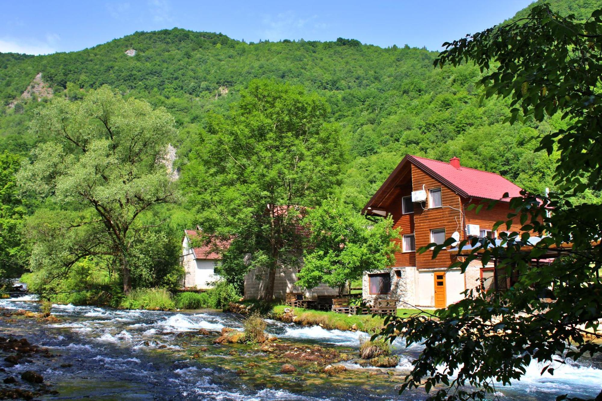 Domacinstvo Na Kraju Svijeta Guest House Sipovo Eksteriør bilde