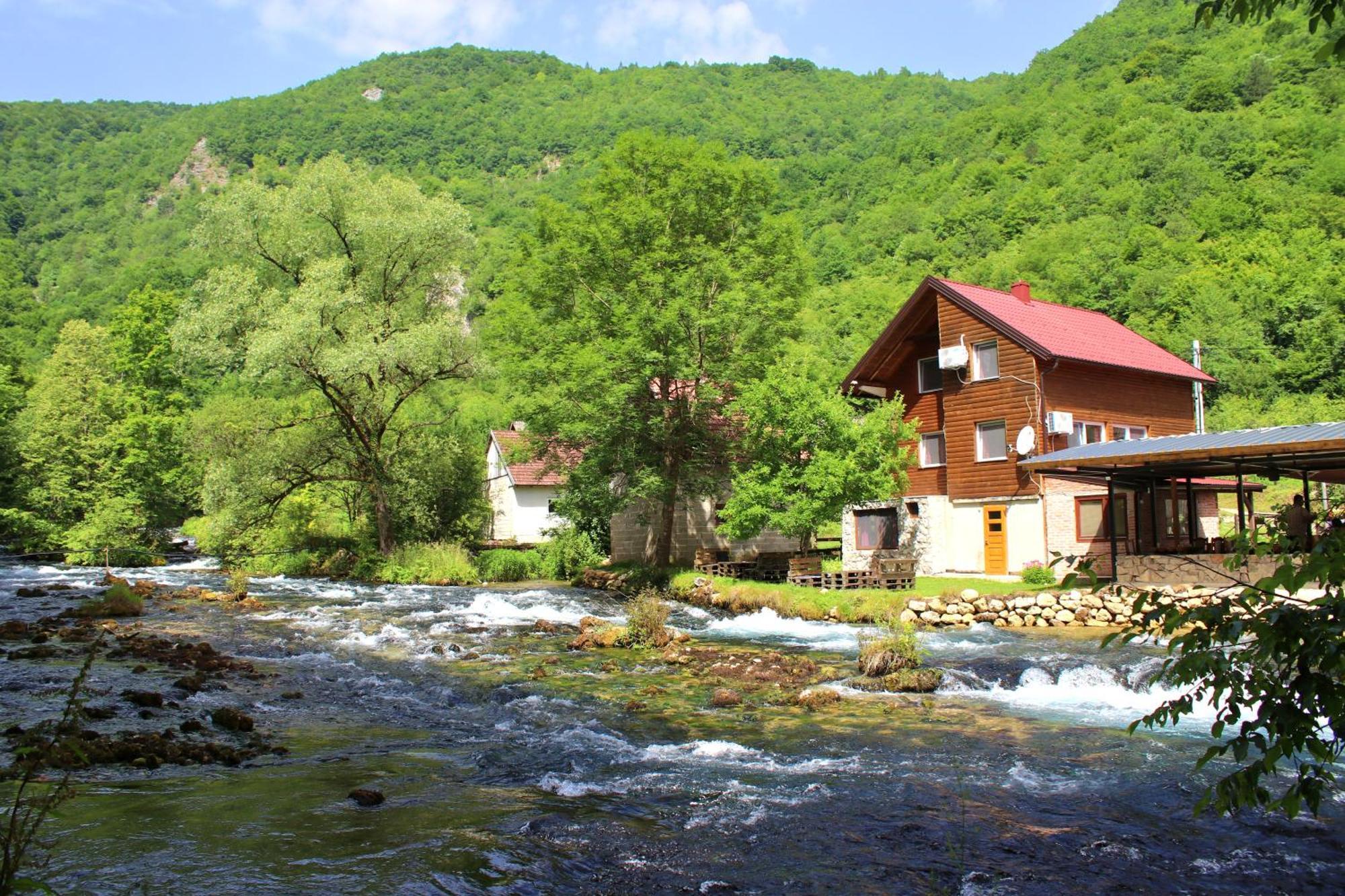 Domacinstvo Na Kraju Svijeta Guest House Sipovo Eksteriør bilde