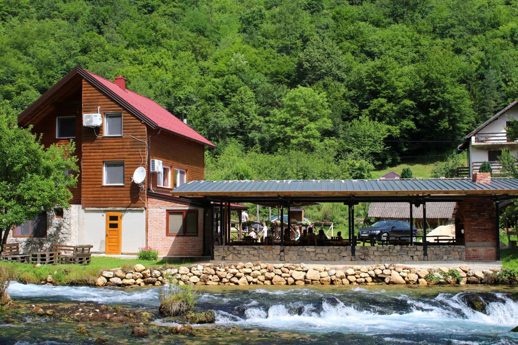 Domacinstvo Na Kraju Svijeta Guest House Sipovo Eksteriør bilde