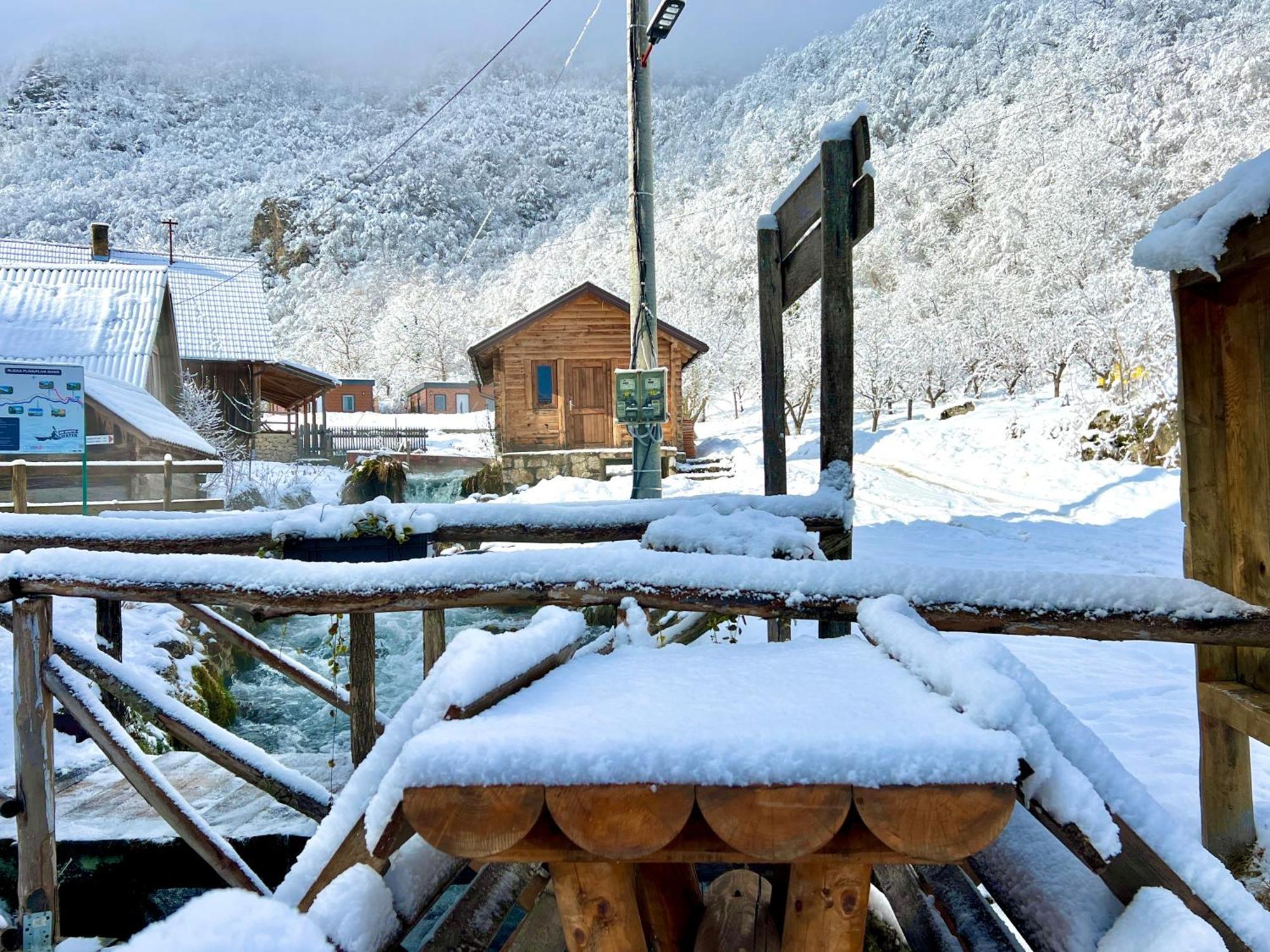 Domacinstvo Na Kraju Svijeta Guest House Sipovo Eksteriør bilde
